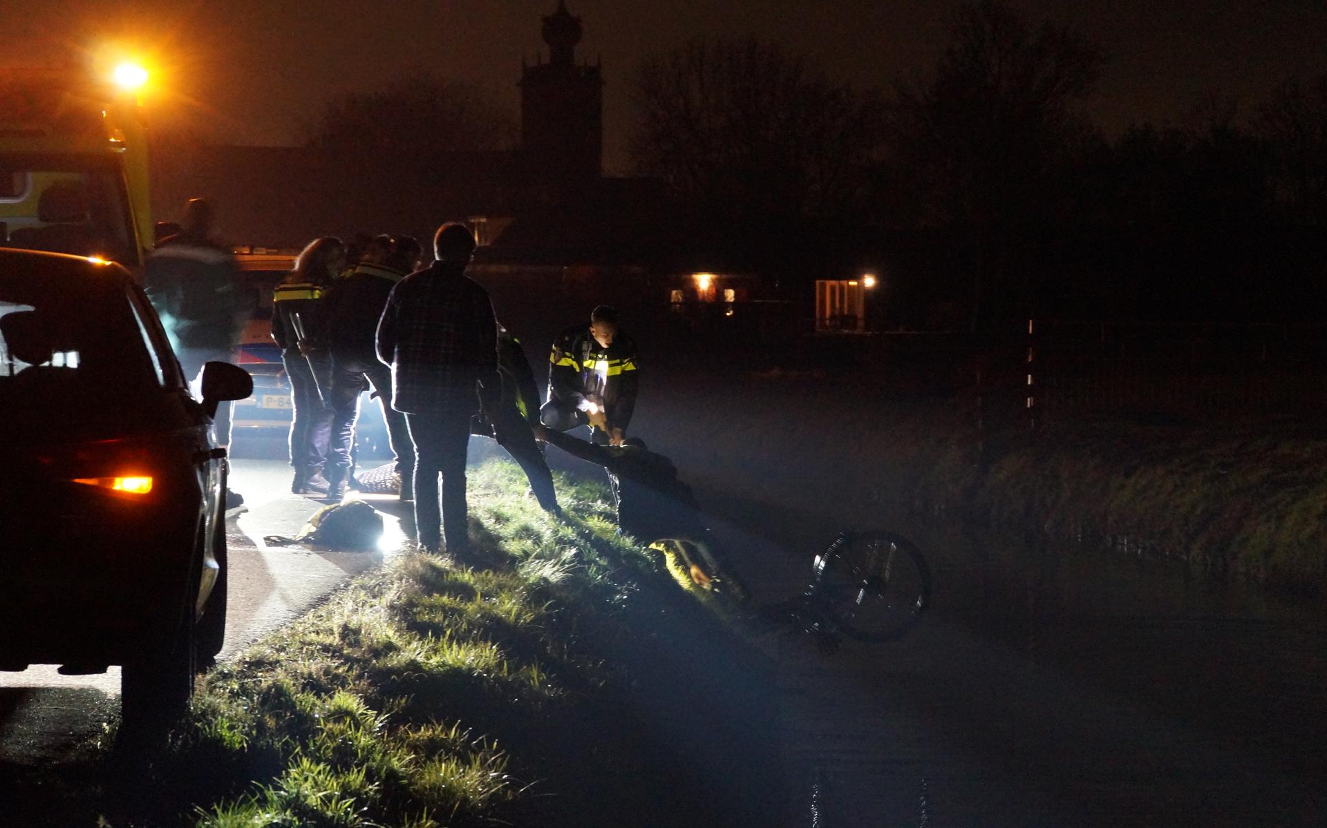 De mevrouw die met haar fiets in de sloot belandde, werd met hulp van omstanders uit het water gehaald.