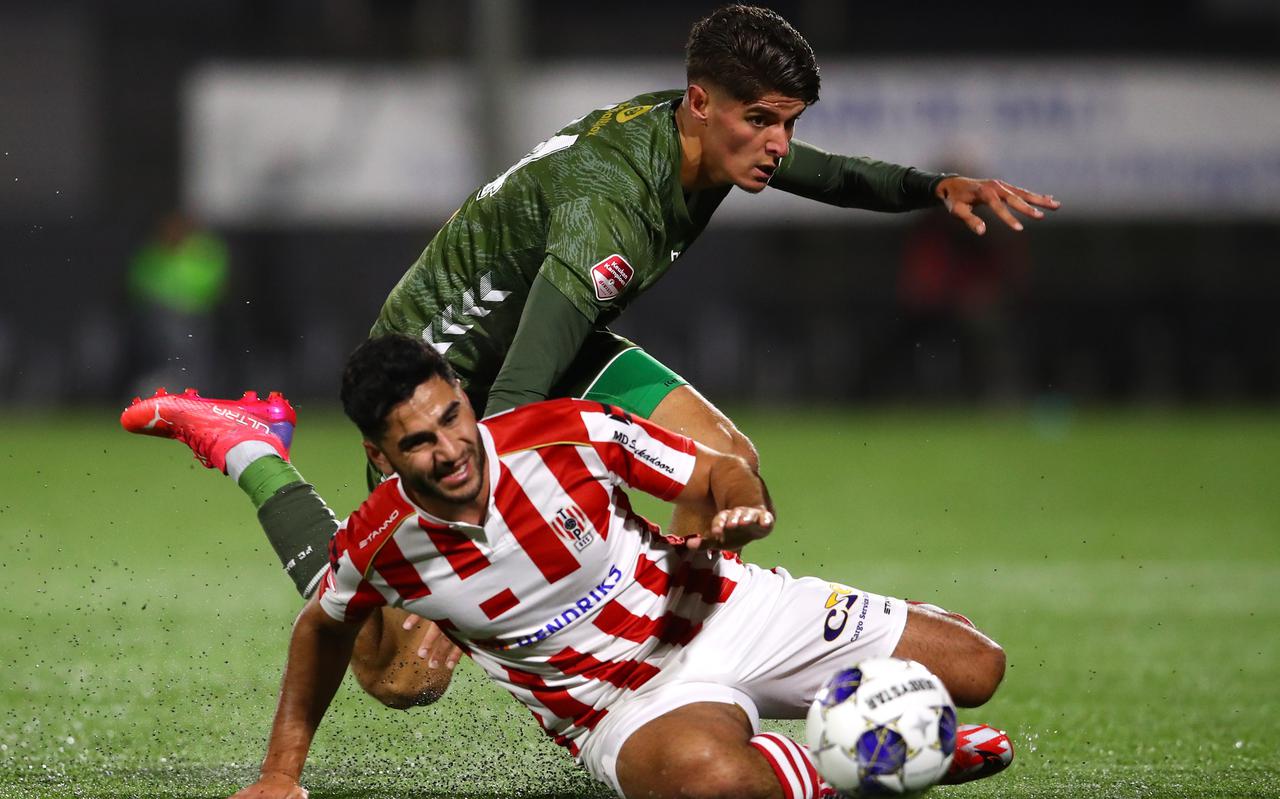 Oussama El Azzouzi tijdens zijn basisdebuut voor FC Emmen in duel met Huseyin Dogan.