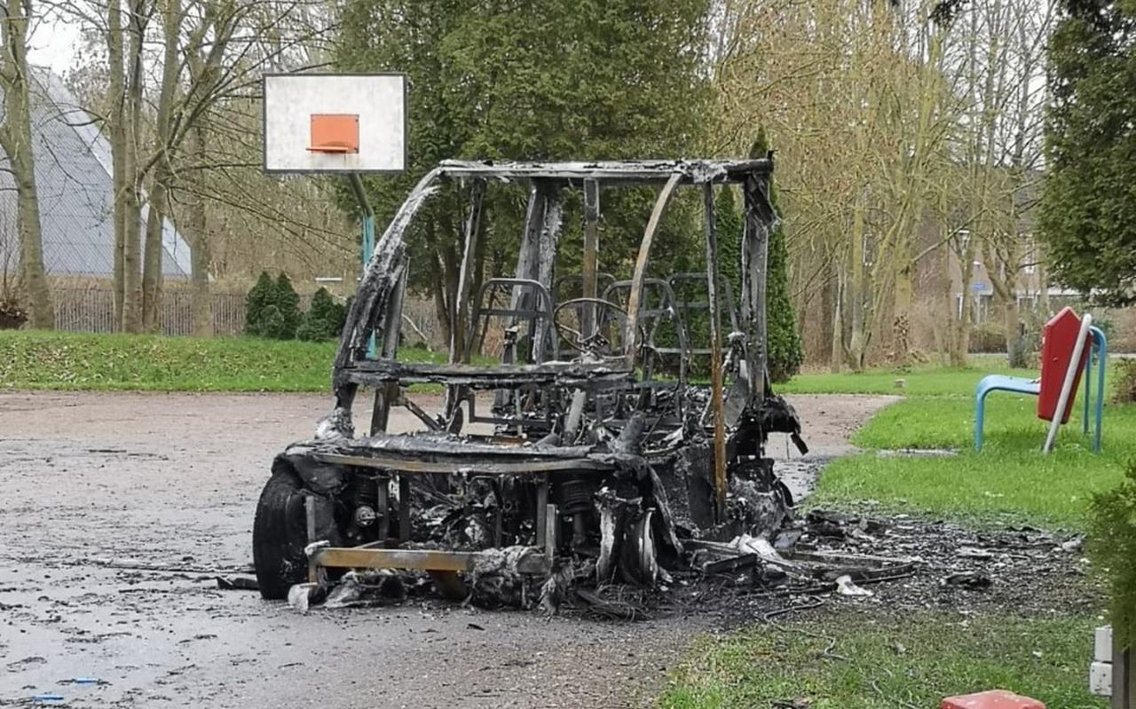 De afgebrande Heermobiel, een overdekt golfkarretje, bij wijkcentrum Trefpunt in Beijum De afgebrande Heermobiel, een overdekt golfkarretje, bij wijkcentrum Trefpunt in Beijum