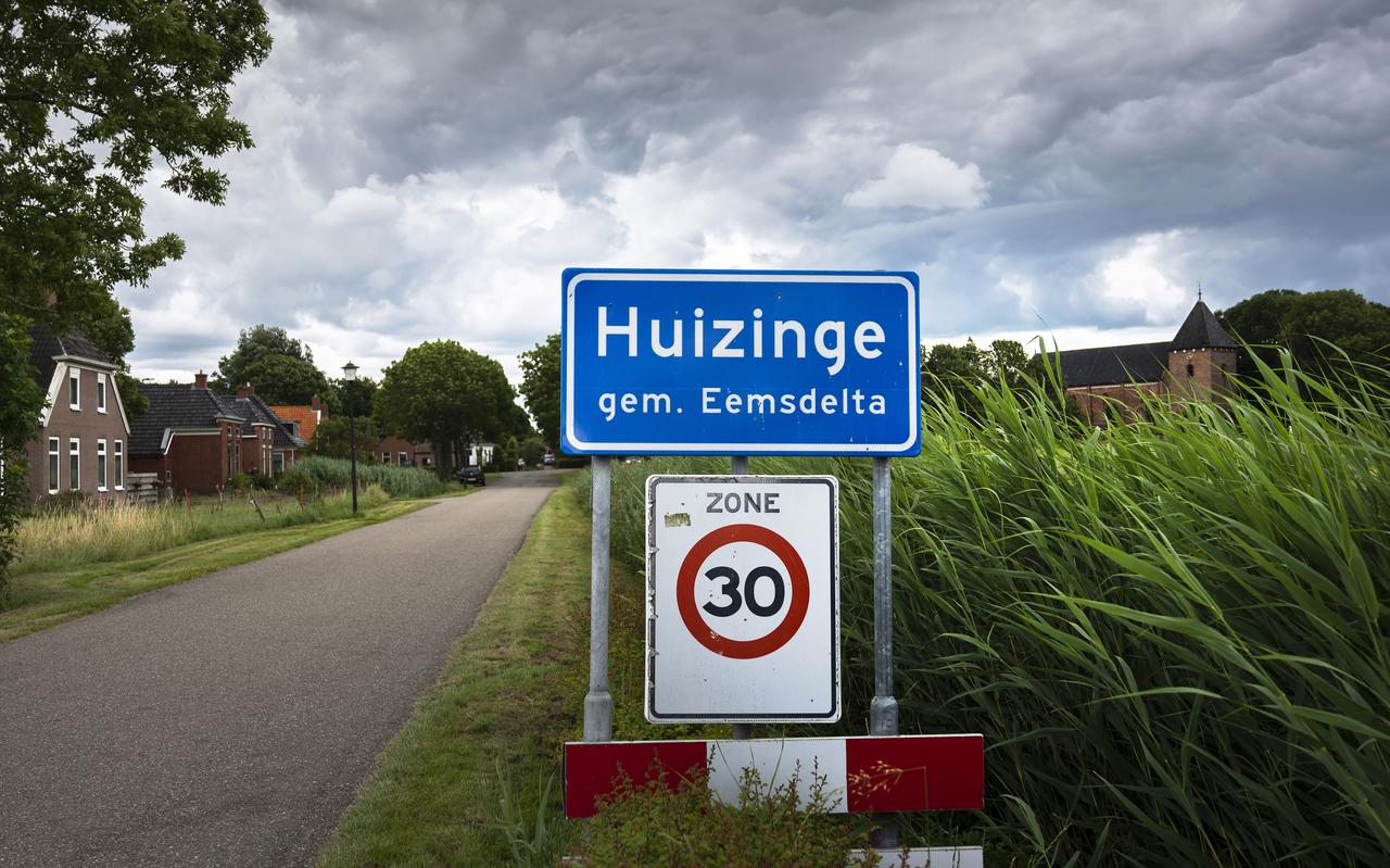 Veel verhalen over de Groningse aardbevingen beginnen met Huizinge, het wierdedorp langs de Eemshavenweg. Pal tussen Loppersum en Middelstum. Een dorp met vijf straten, ongeveer honderd inwoners, een 13e eeuwse kerk en schilderachtige huisjes. Veel verhalen over de Groningse aardbevingen beginnen met Huizinge, het wierdedorp langs de Eemshavenweg. Pal tussen Loppersum en Middelstum. Een dorp met vijf straten, ongeveer honderd inwoners, een 13e eeuwse kerk en schilderachtige huisjes.