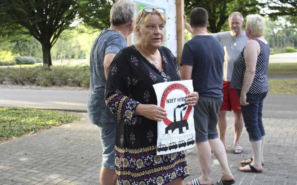 In 2018 protesteerden tegenstanders al tegen het te bouwen crematorium in Veendam. Gina Sanders (met poster), maakte een rondgang over de beoogde locatie Buitenwoelhof. 