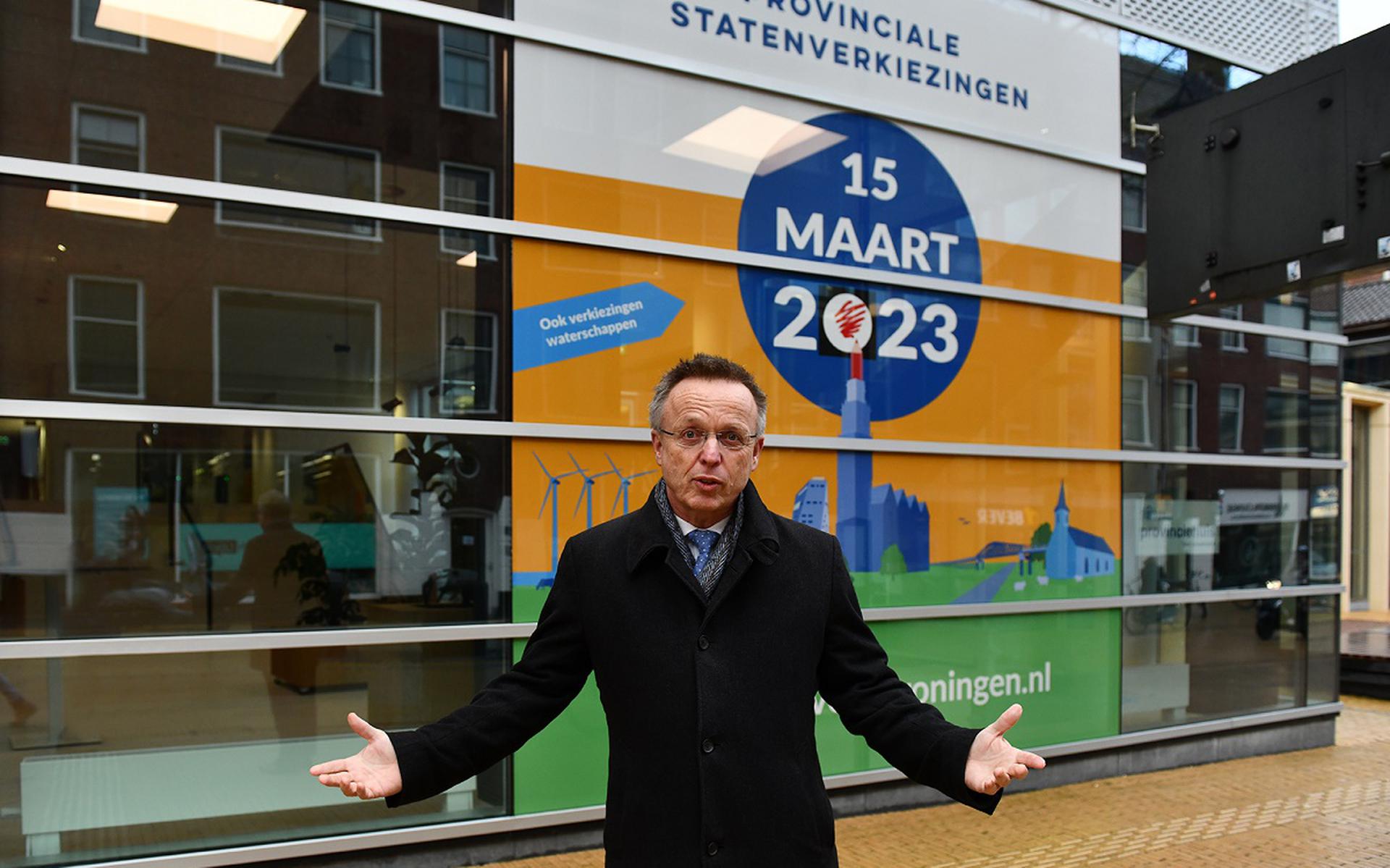 René Paas voor de grote sticker. Foto: Provincie Groningen