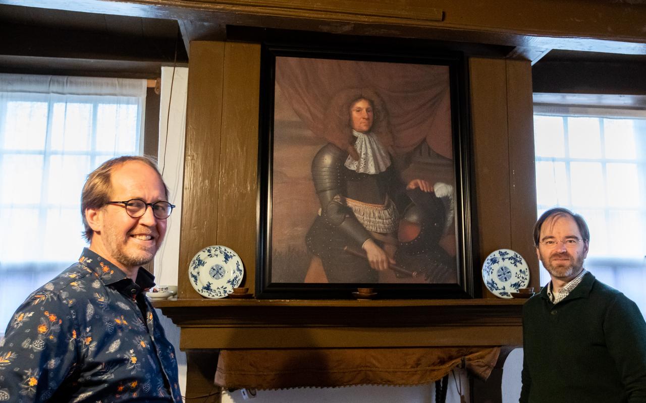 Hendri Meendering (links) en Jochem Abbes bij het portret van kapitein Prott in Bourtange. Hendri Meendering (links) en Jochem Abbes bij het portret van kapitein Prott in Bourtange.