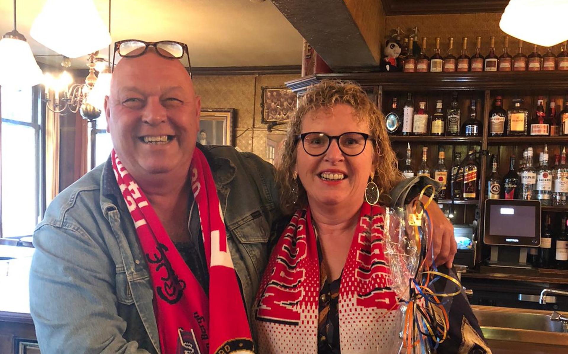 Trenco Kreulen en Rika Jonkers uit Emmen houden het als Feyenoord-supporter en Ajax-fan uitstekend met elkaar uit. Zowel thuis als in cafe Rue de la Gare, waar zij elkaar bijna tien jaar geleden ontmoetten