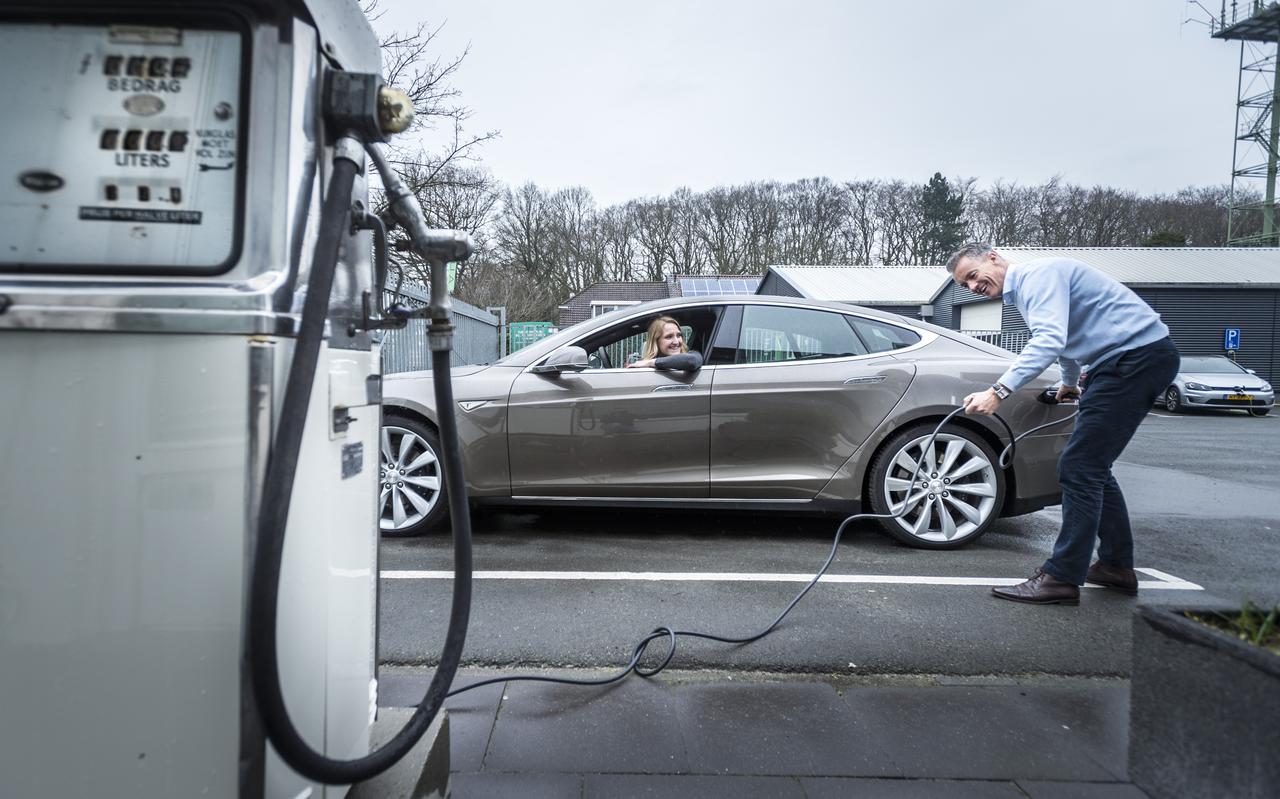 Paul Harms en Hilda Boerma van autoleasemaatschappij Mobility Service Nederland met een Tesla.