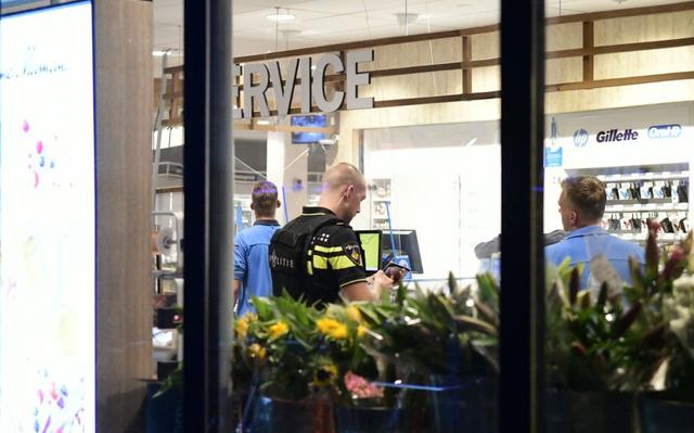 Politie Deelt Camerabeelden Van Overval Op Supermarkt Groningen ...