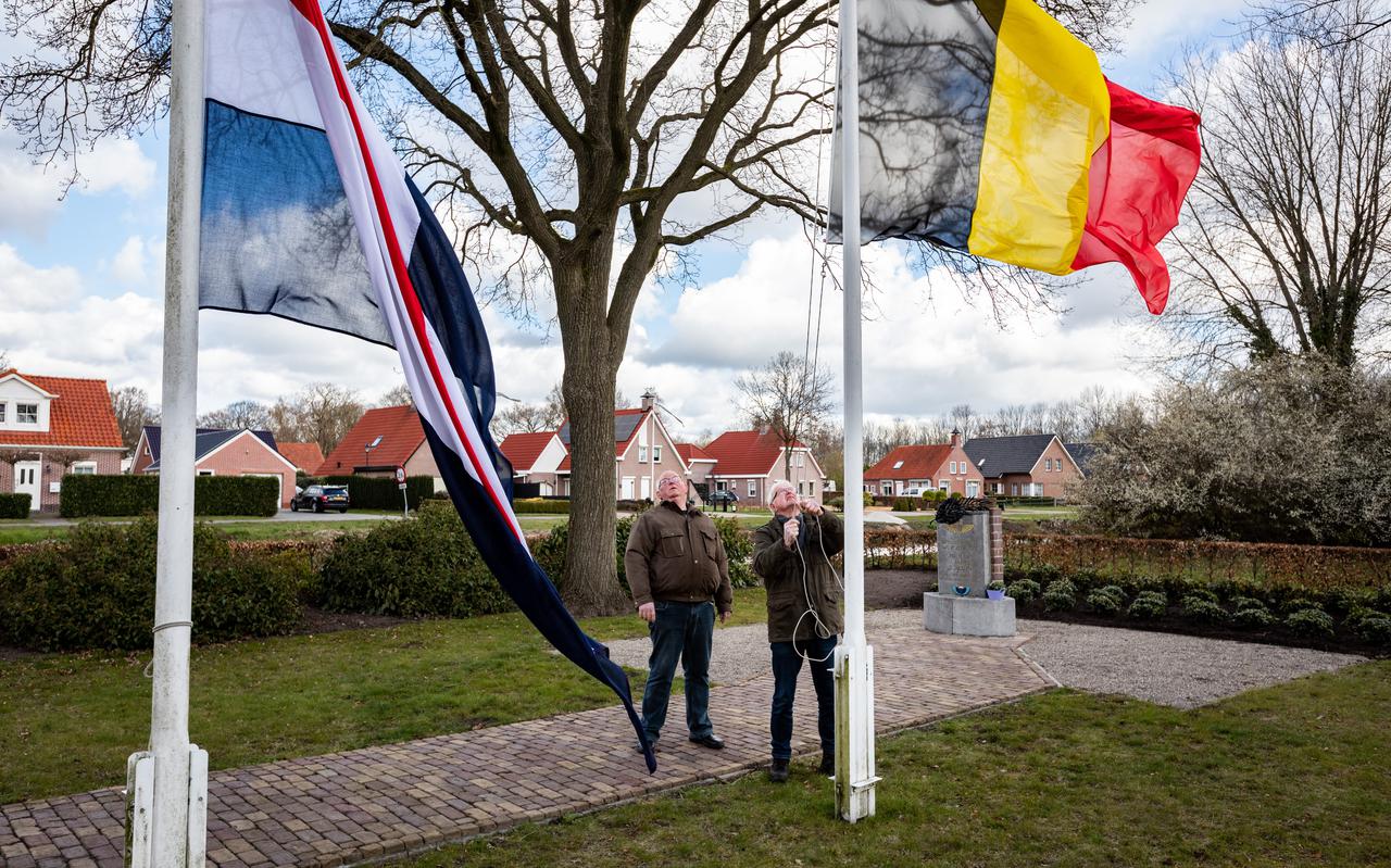 Wubbe Kuper (links) en Egbert Jans hijsen op 12 april altijd de vlaggen in Veele.