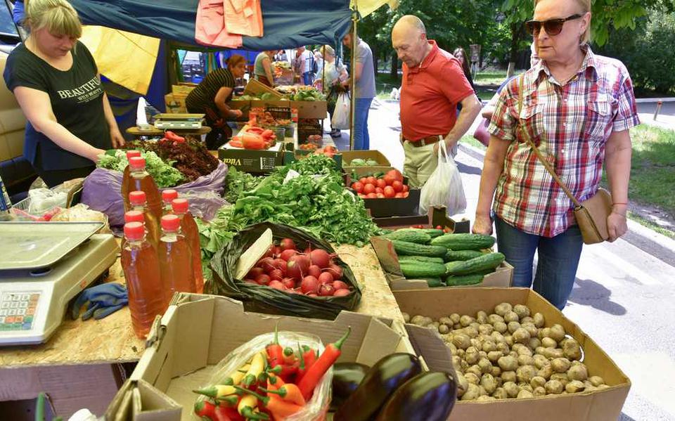 Inwoners van Kiev kopen groente op een markt.