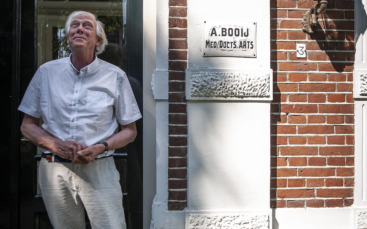 Dokter Booij voor zijn huis in Loppersum.
Foto Anjo de Haan Dokter Booij voor zijn huis in Loppersum.
Foto Anjo de Haan