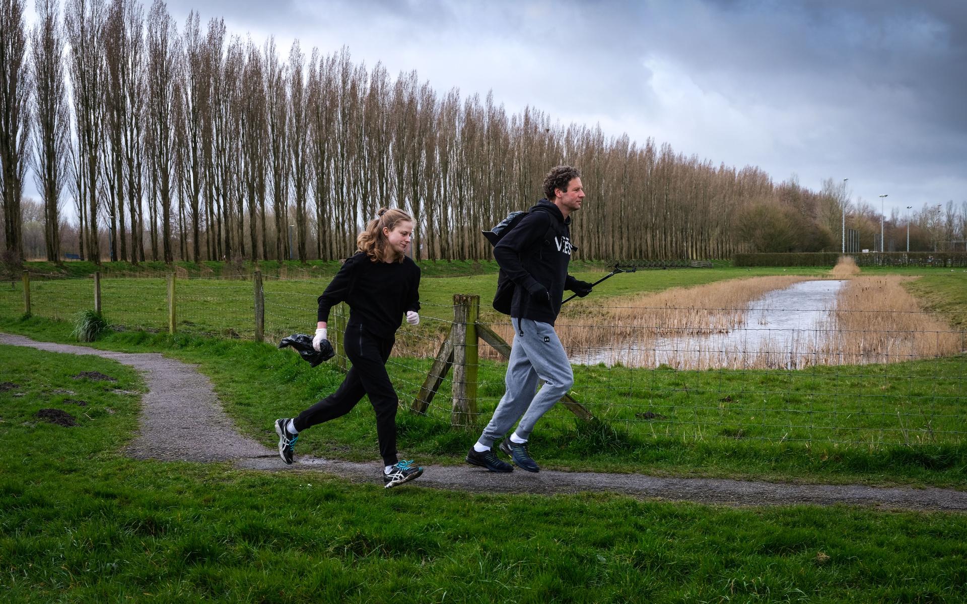 AfvalBas ruimt elke week joggend zwerfafval op. Verslaggever Thereza Langeler rent een rondje mee.