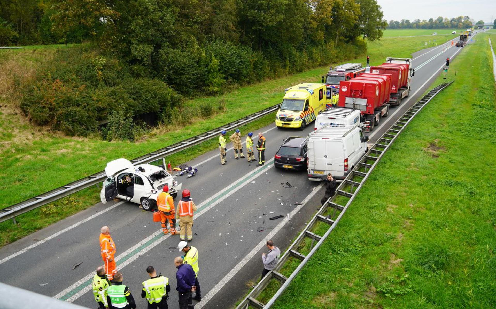 Vier auto's botsten maandagochtend achterop een vrachtwagen op de Eemshavenweg.