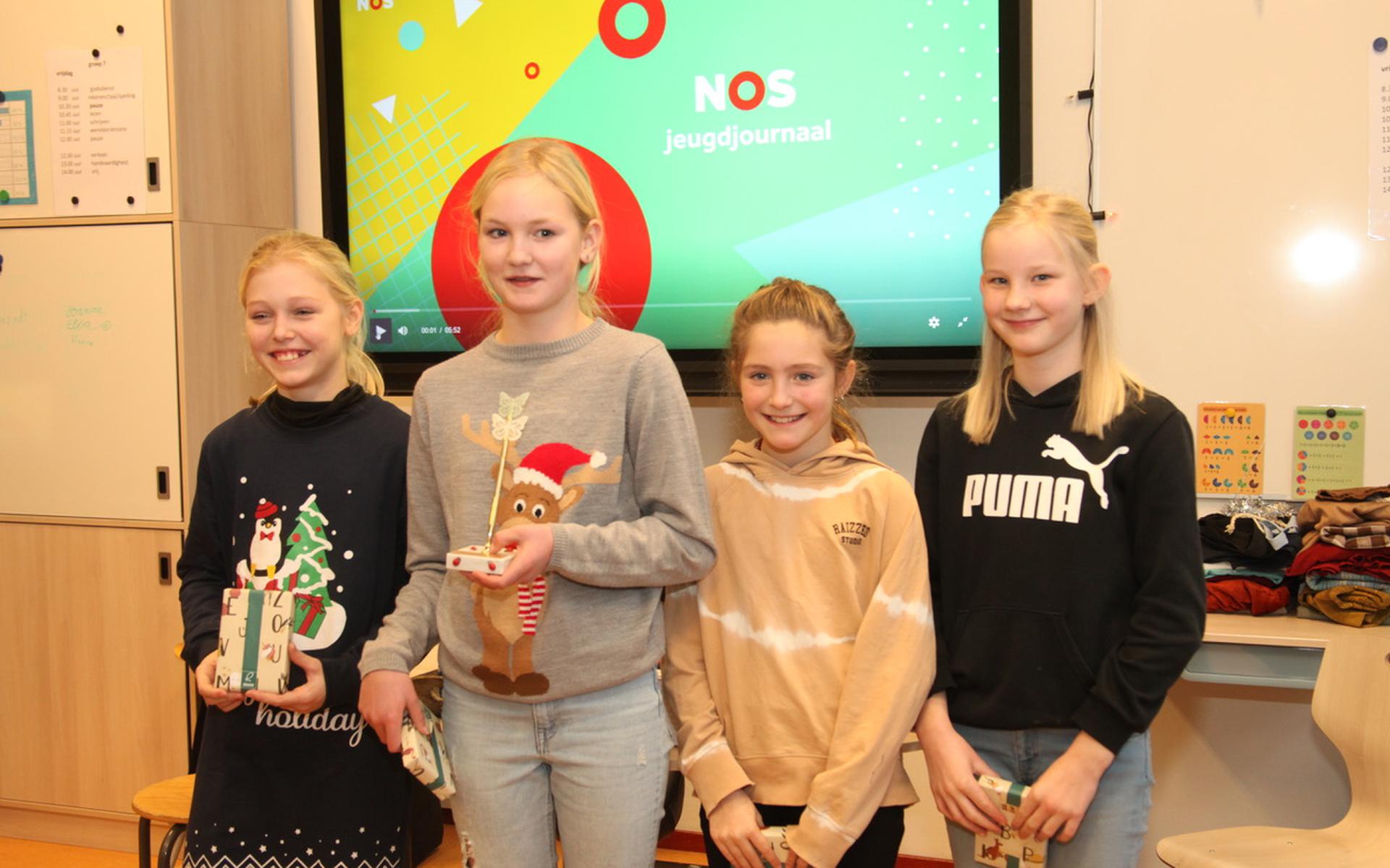 De winnaars van de schrijfwedstrijd, van links naar rechts Zoey Huizing, Elise Steenbergen, Florien Koetsier en Gabriëlle Mazereeuw.