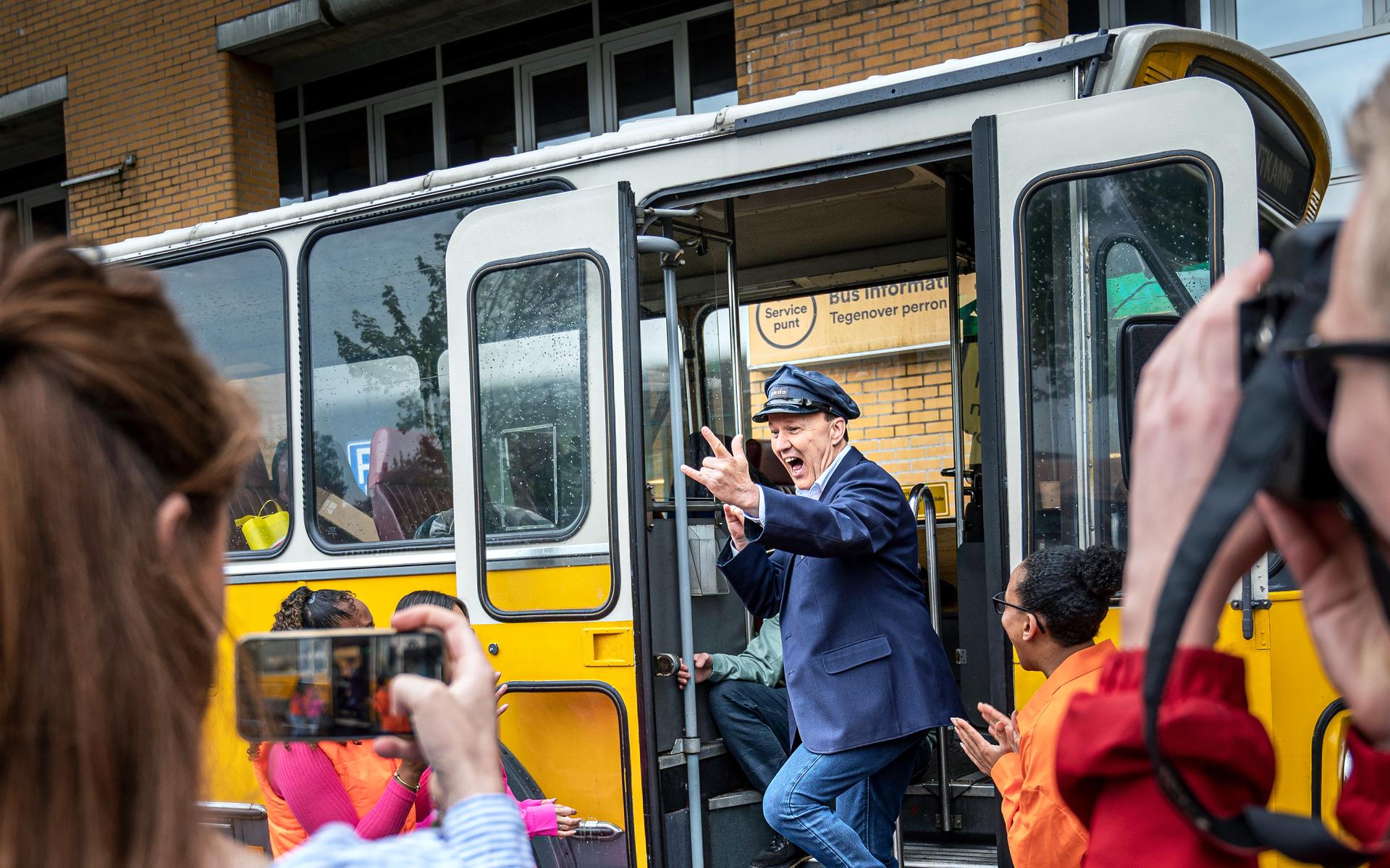 De zingende buschauffeur Burdy lanceert zijn potentiële hit Welkom in de Bus op het busstation van Groningen.