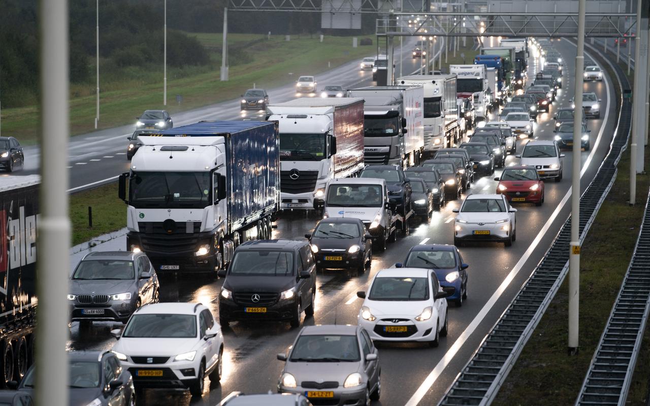 Nederlandse automobilisten staan na corona en de afschaffing van het thuiswerkadvies weer massaal in de file. Nederlandse automobilisten staan na corona en de afschaffing van het thuiswerkadvies weer massaal in de file.