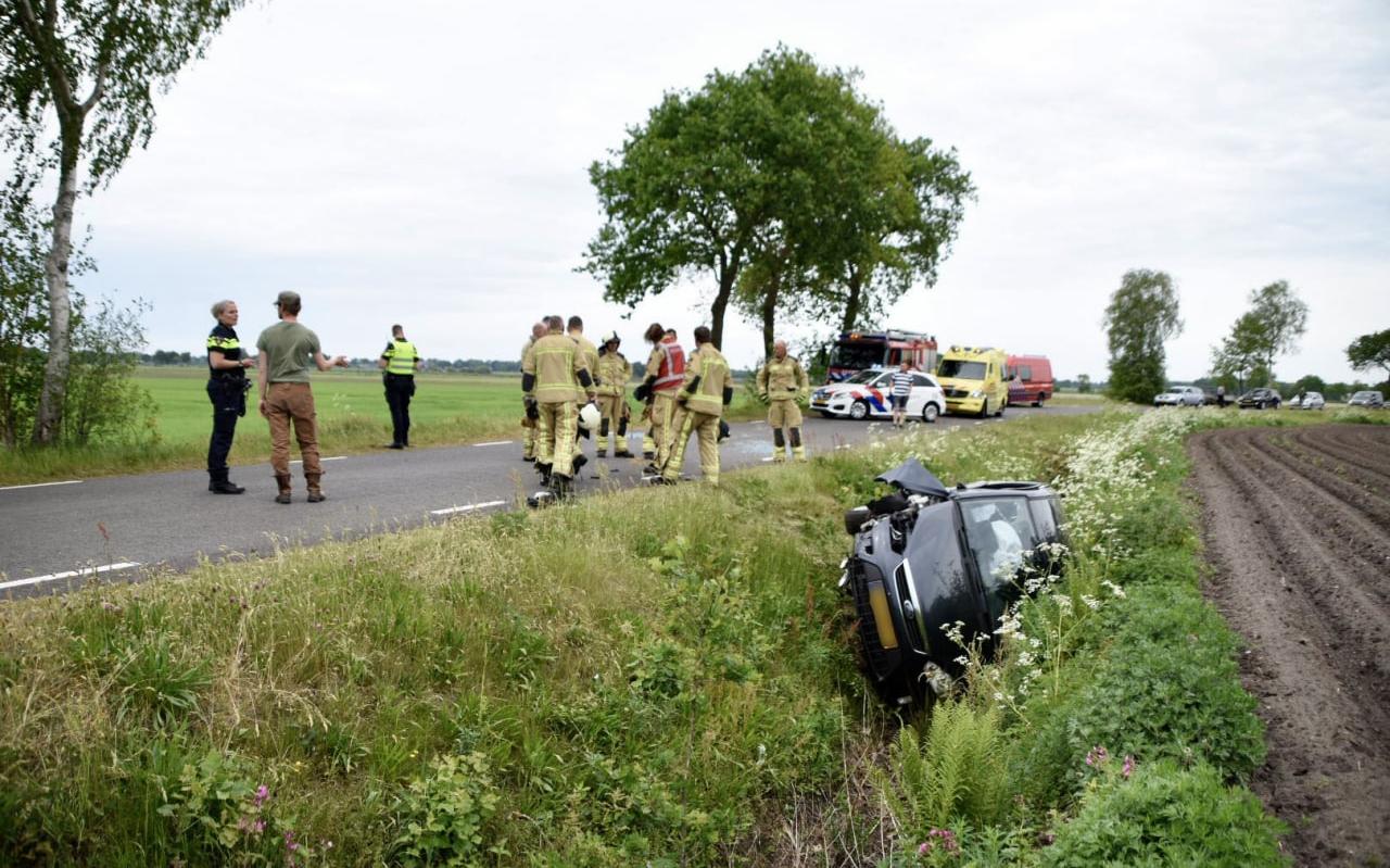 Auto rijdt tegen boom bij Steenbergen - Dagblad van het Noorden