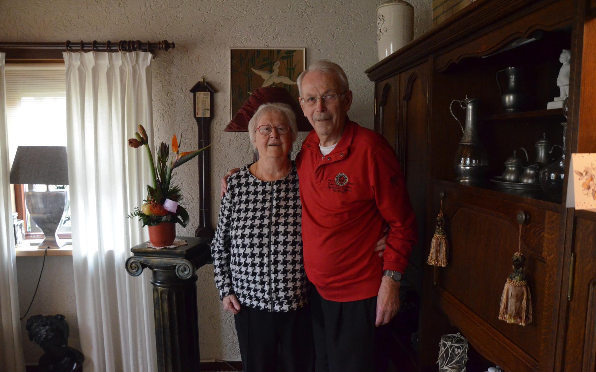 Jan en Alie uit Musselkanaal zijn 65 jaar getrouwd. ‘De vonk sloeg over tijdens een optreden van fan