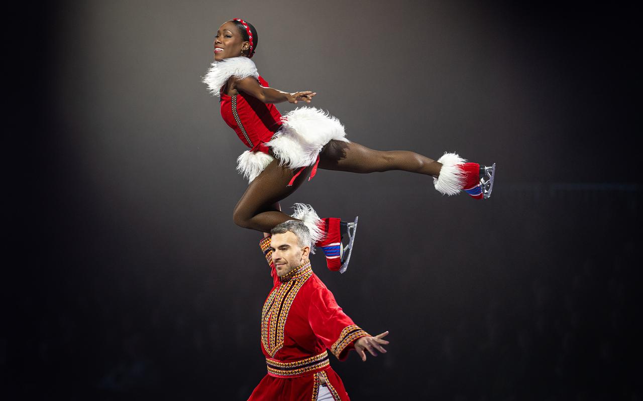 Op hoog niveau: Vanessa James en Eric Radford in SuperNova. Op hoog niveau: Vanessa James en Eric Radford in SuperNova.