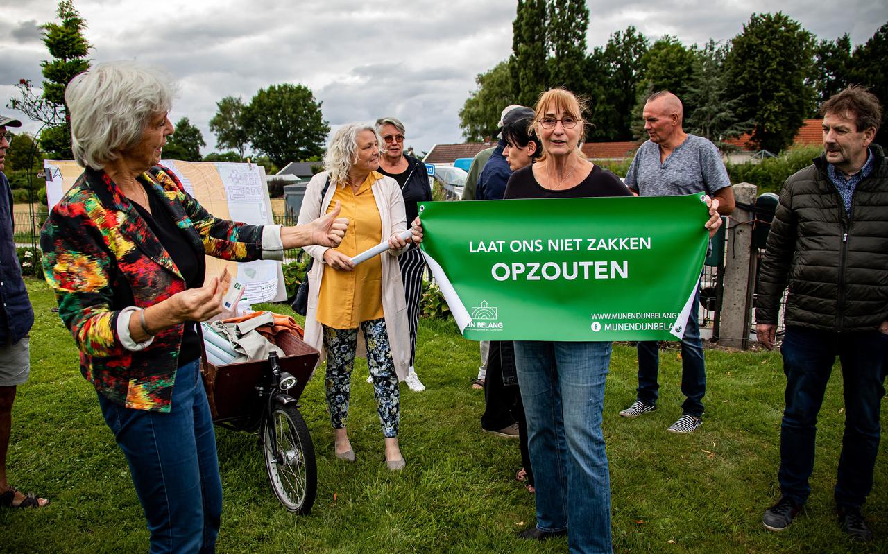 Omwonenden van het Zuiderveen in Winschoten maken zich zorgen om de mogelijke komst van twaalf nieuwe zoutwinningslocaties. Ze zijn een spandoekenactie begonnen.