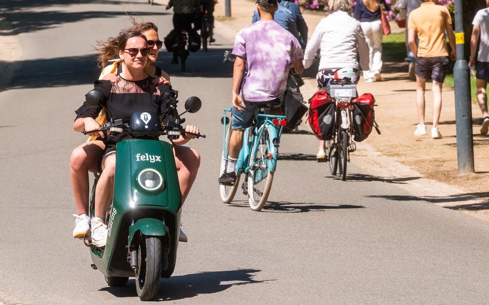 Een deelscooter van Felyx in het Noorderplantsoen.