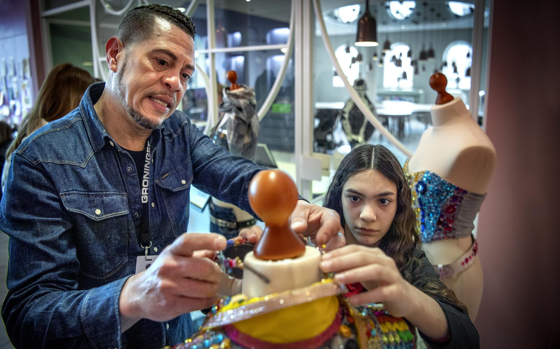 Ramiro Koeiman kijkt met Naske Zerehband naar haar 'Versace'.