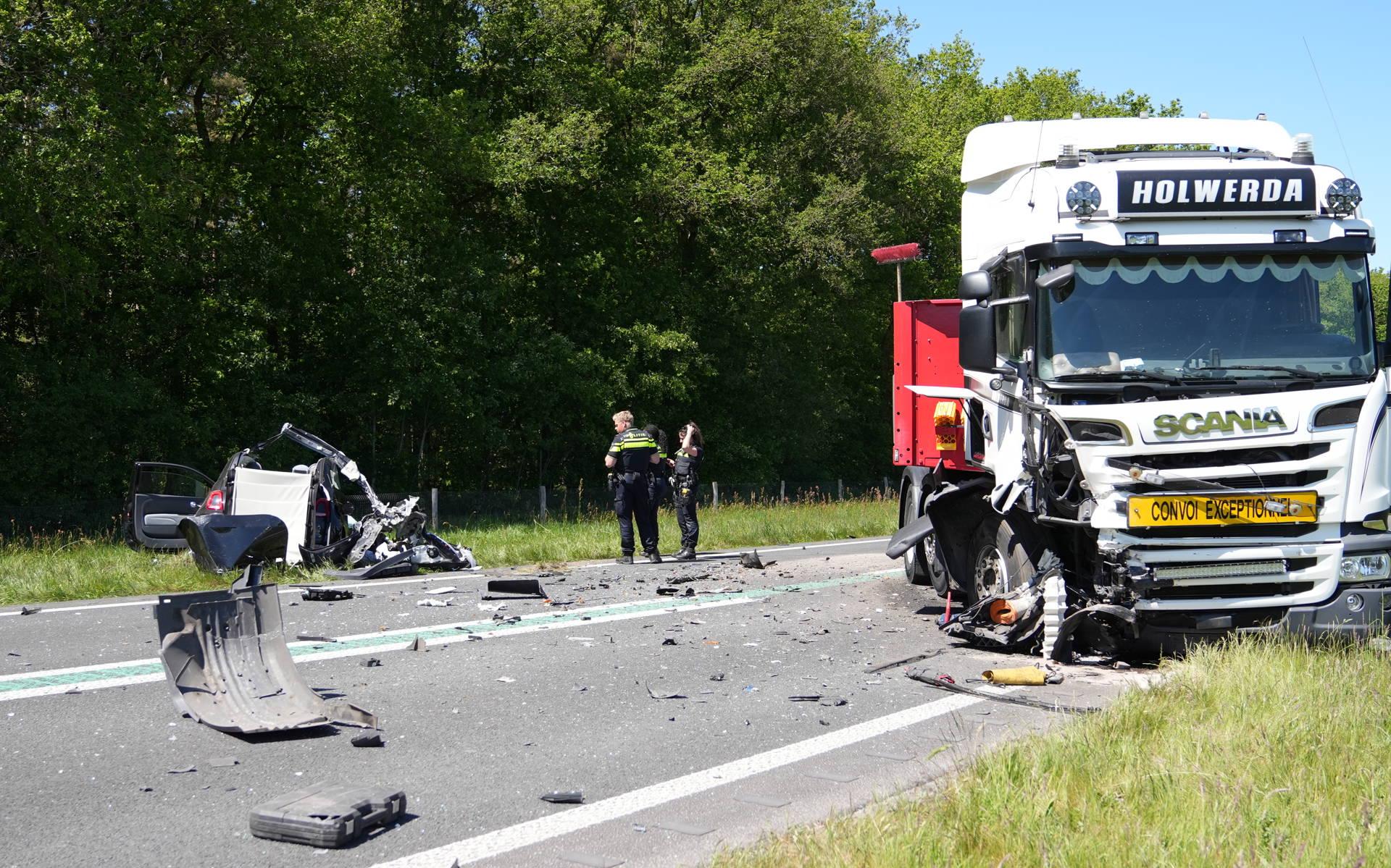 Twee personen zijn dinsdagmiddag overleden bij een ongeval op de N34 bij Annen.