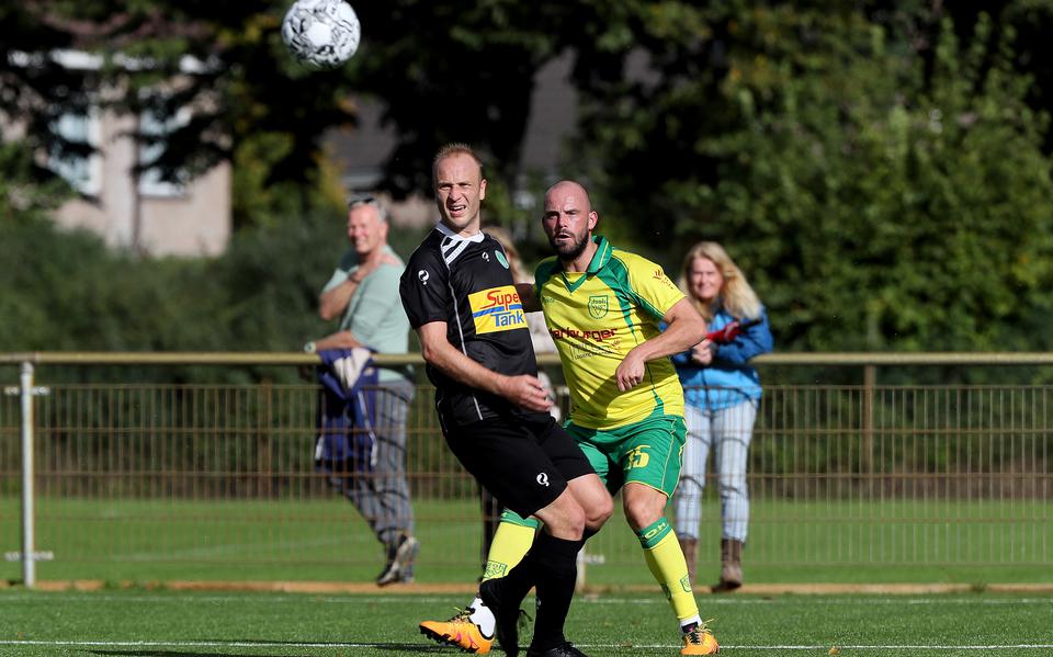 Gaat Anco Jansen (in het geelgroene shirt van DZOH) zaterdag scoren tegen koploper KHC? 