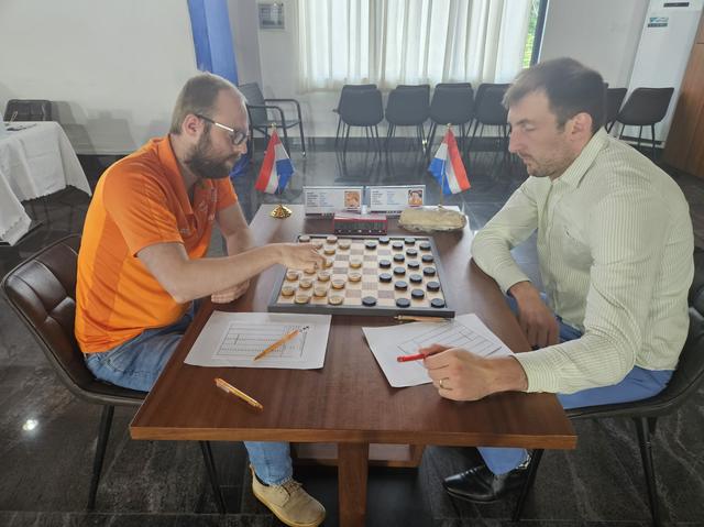 Jan Groenendijk prolongeert mondiale damtitel. Wouter Sipma uit Groningen gokt en verliest van Jitse