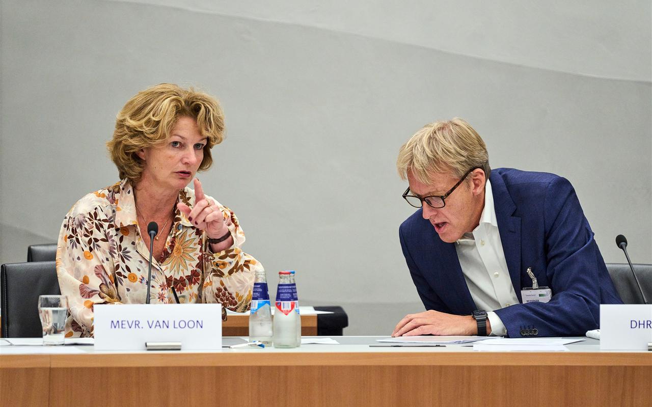 Marjan van Loon van Shell en Johan Atema van de NAM tijdens de hoorzitting in de Tweede Kamer op 28 oktober 2021.