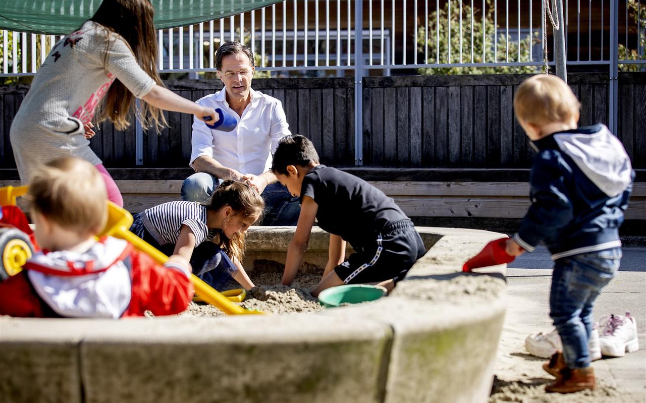 Minister-president Mark Rutte bezoekt een kinderopvang. Medewerkers zorgen daar voor kinderen van ouders met vitale beroepen. Minister-president Mark Rutte bezoekt een kinderopvang. Medewerkers zorgen daar voor kinderen van ouders met vitale beroepen.