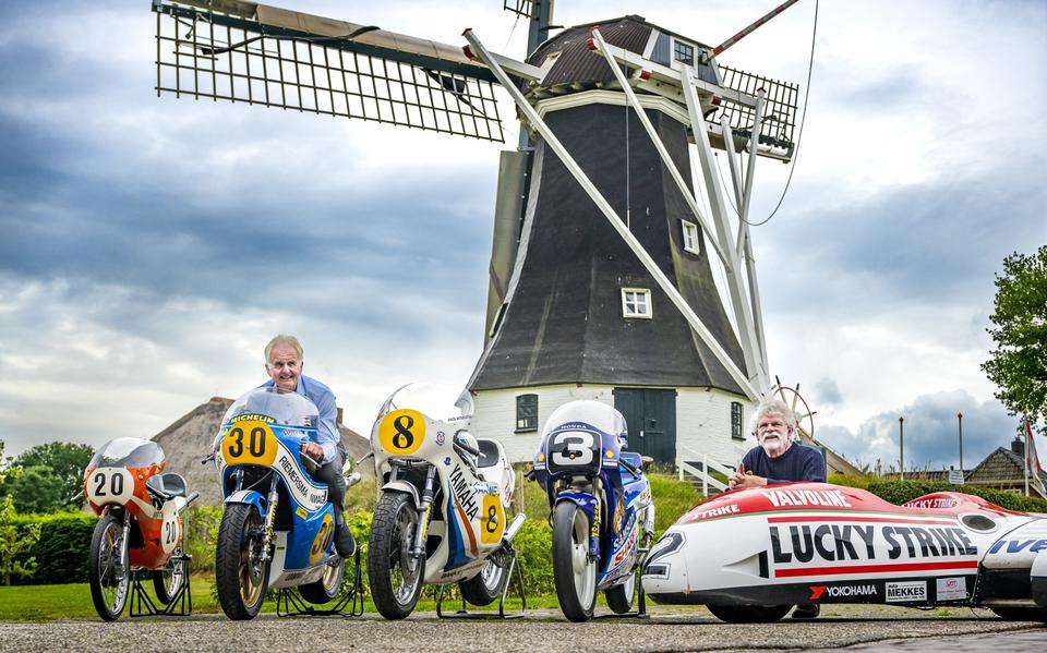 De legendarische coureurs Will Hartog (links) en Egbert Streuer poseren met hun historische motoren in Rolde, op de plek van de allereerste race in 1925. 