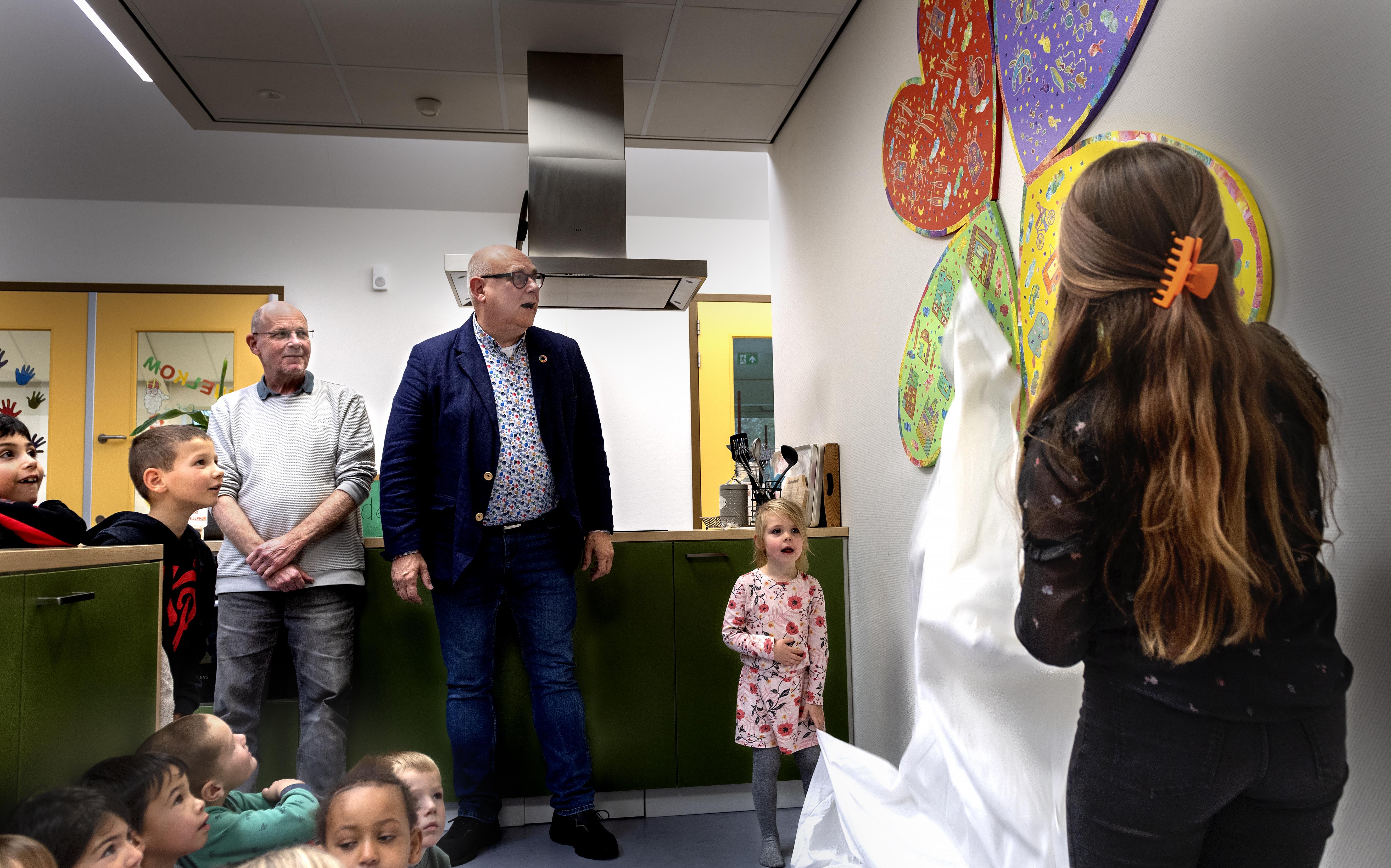 Kunstenaar Theo Zwinderman onthult kunstwerk over de toekomst in Groningen op basisschool in Stedum