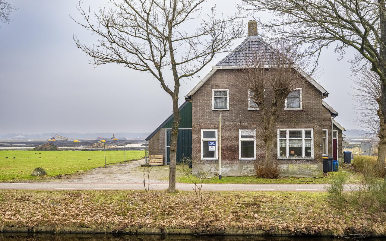 De boerderij aan de Hoofdvaartsweg moet gesloopt worden. Op de achtergrond zijn de eerste werkzaamheden voor de nieuwbouwwijk Kloosterakker in volle gang.