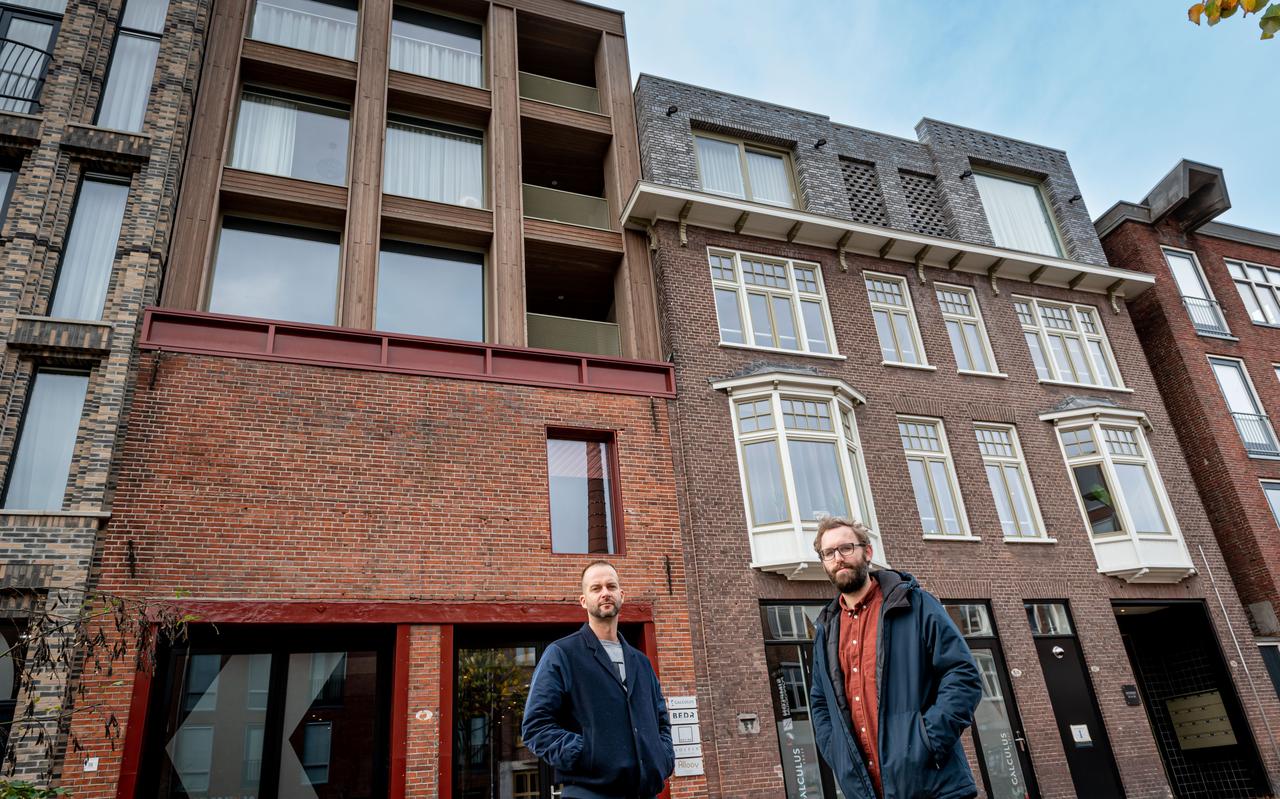 Projectontwikkelaar Jarno Broekhuis (links) en architect Remco Wagenaar voor het verbouwde pand van Wigbold in Groningen.