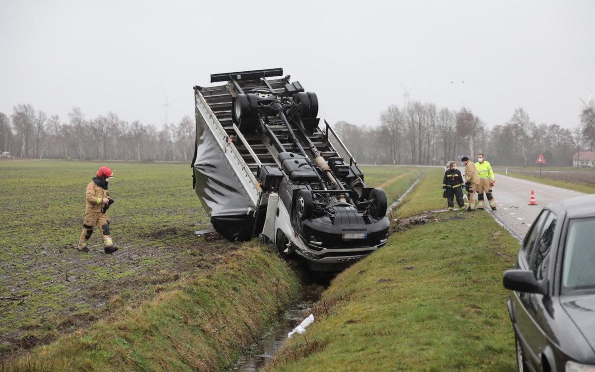 Het harde wind blies op de N365 bij Bourtange een kleine vrachtwagen van de weg.