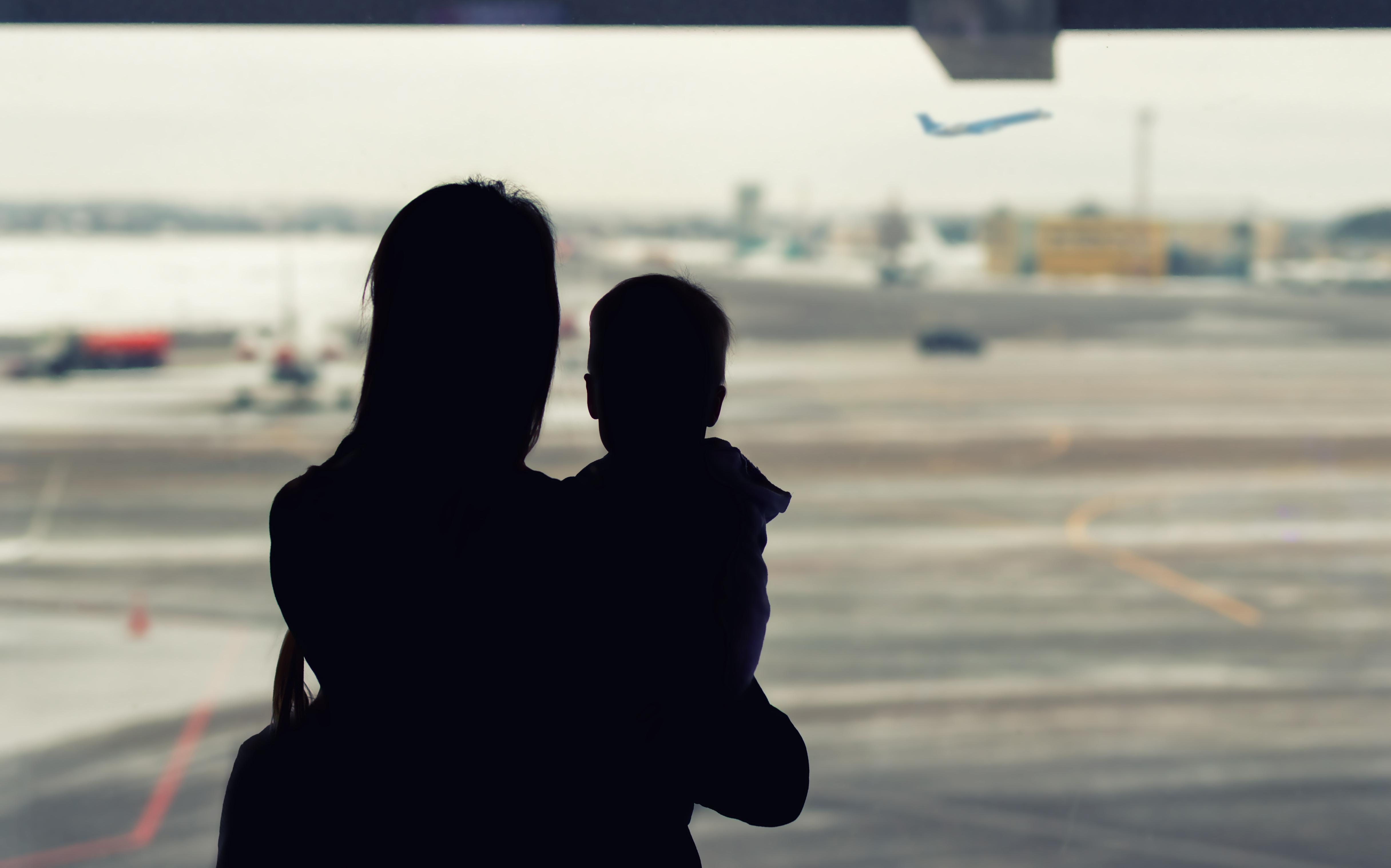 Straf voor ouders die baby tegen regels van jeugdzorg in meenamen uit Roodeschool. Vader krijgt 2 ma