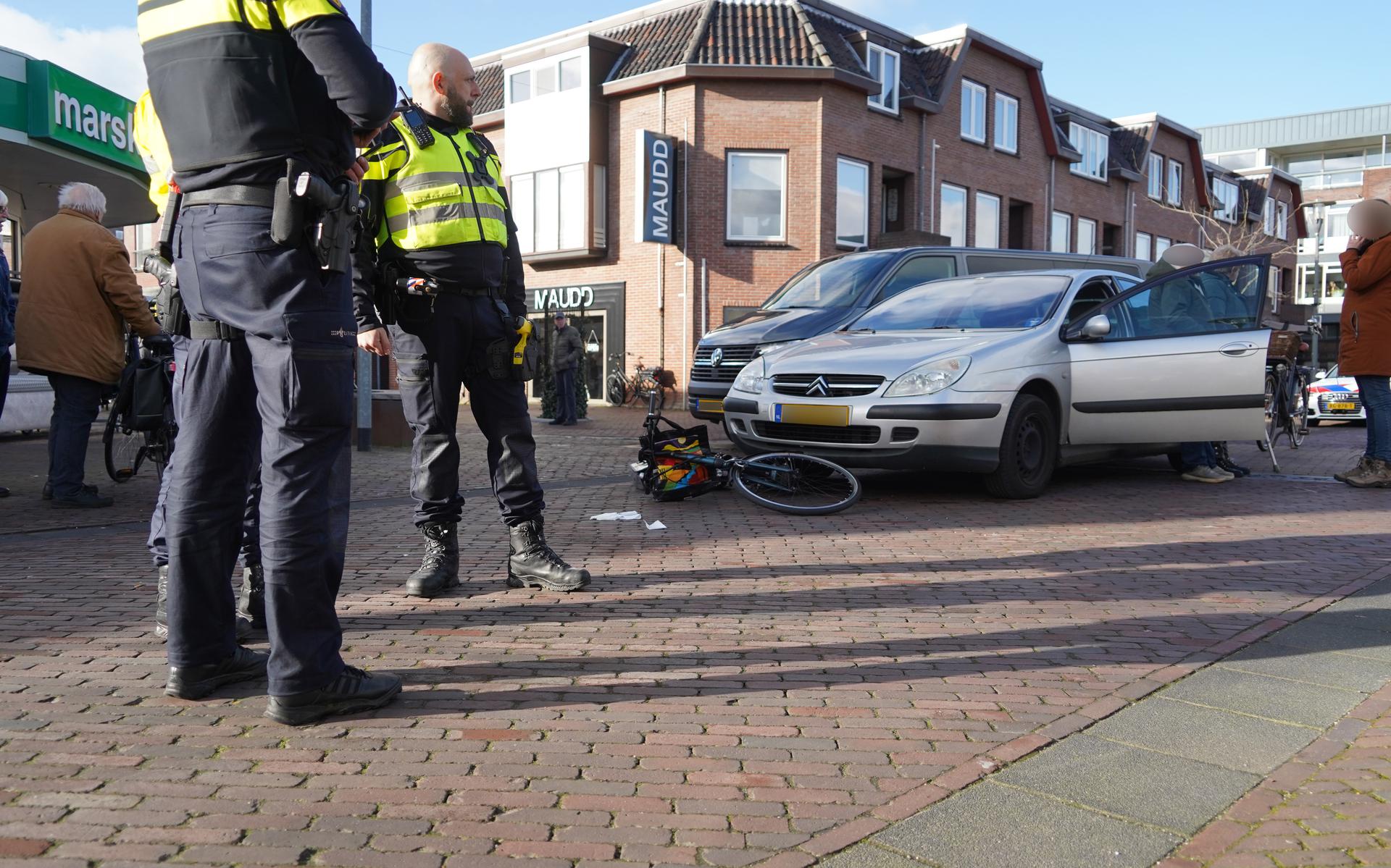 Op de kruising van de Brinkstraat met de Raadhuisstraat vond maandagmiddag een ongeval plaats tussen een fietser en een auto.
