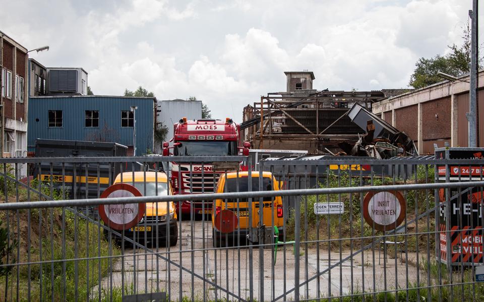 De opruimwerkzaamheden bij de afgebrande vezelhennep opslag van HempFlax in Oude Pekela zijn begonnen