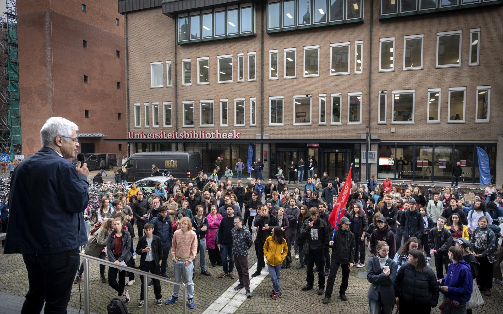 Op het Broerplein demonstreren docenten en studenten. Ze willen sociale veiligheid op de universiteit en de terugkeer van universitair hoofddocent Susanne Täuber.