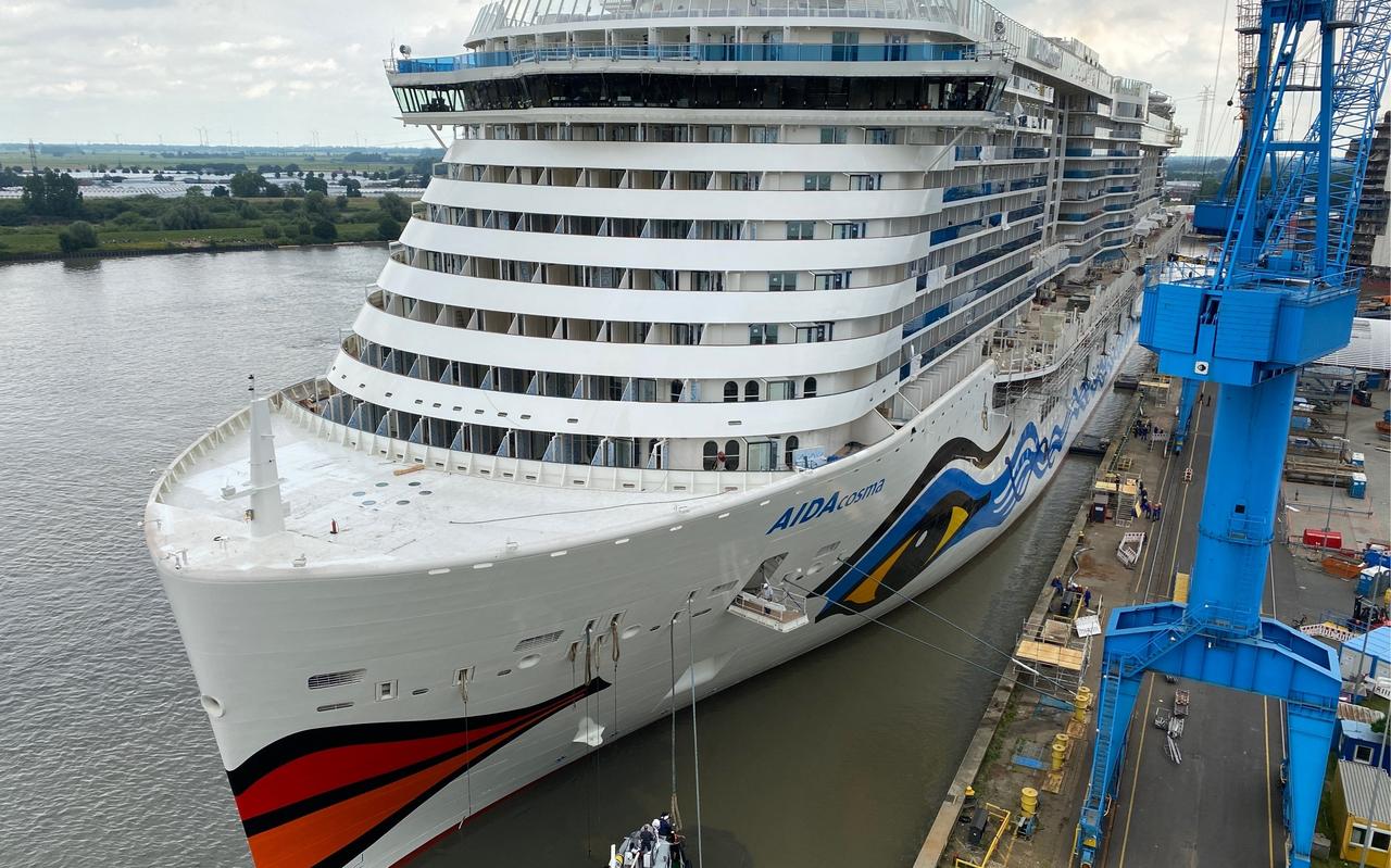 De AidaCosma aan de kade bij de Meyer Werft. De AidaCosma aan de kade bij de Meyer Werft.