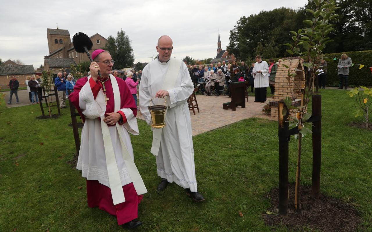 Bisschop Ron van den Hout (links) en diaken Sander Hof zegenen de gaard onder grote belangstelling in.