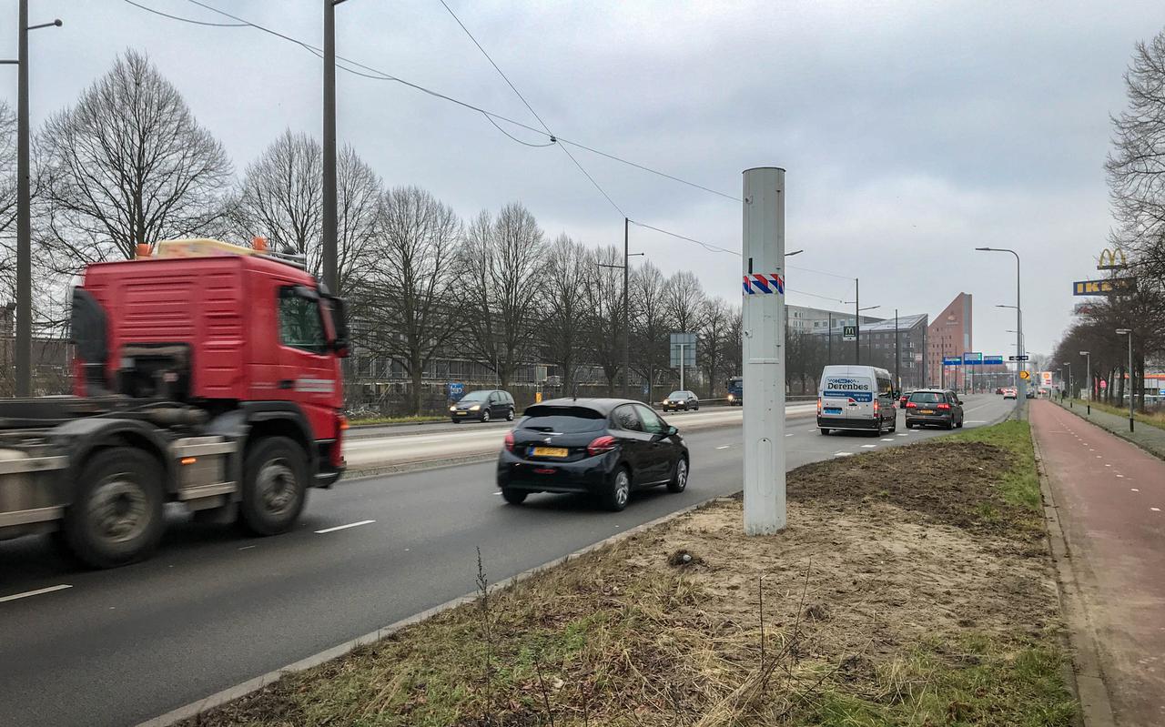 De nieuwe flitspaal aan de Europaweg in Groningen staat volgens het Openbaar Ministerie nog niet aan. 
