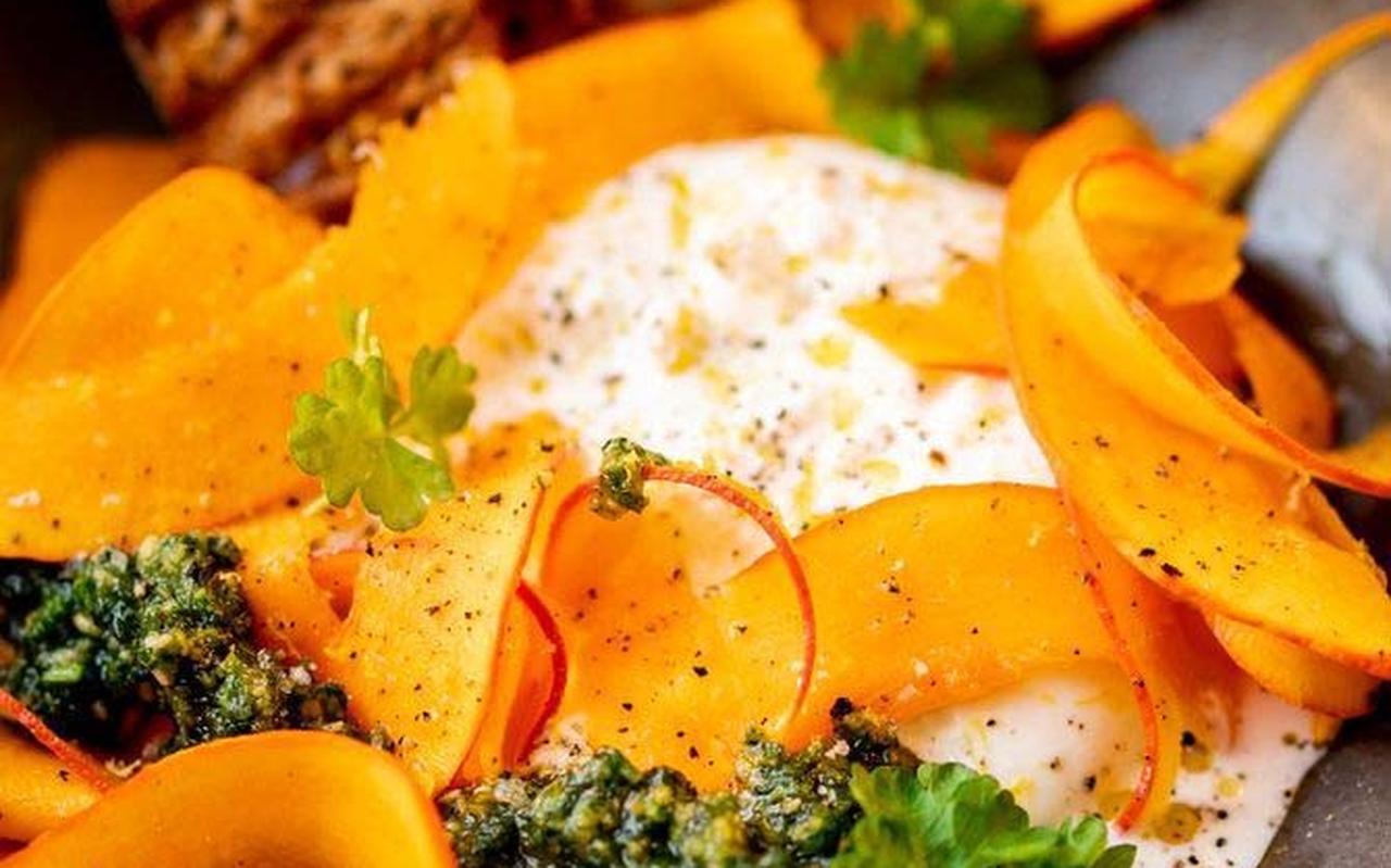 Salade van burrata en pompoen met peterseliepesto Salade van burrata en pompoen met peterseliepesto