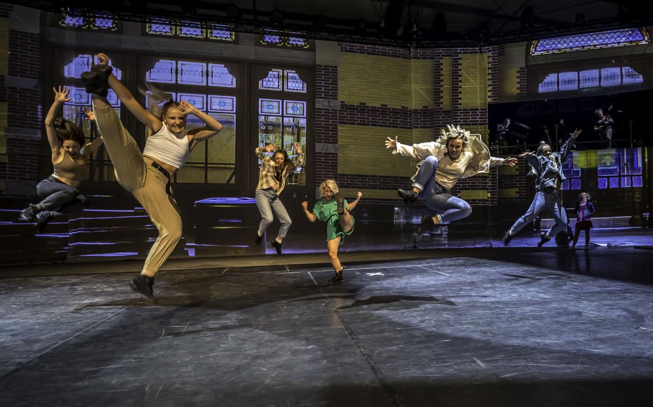 Esmee de Boer (midden voor) en en Renée Wiersma (groen) met danseressen voor de projectie van het Groningse Hoofdstation. Esmee de Boer (midden voor) en en Renée Wiersma (groen) met danseressen voor de projectie van het Groningse Hoofdstation.