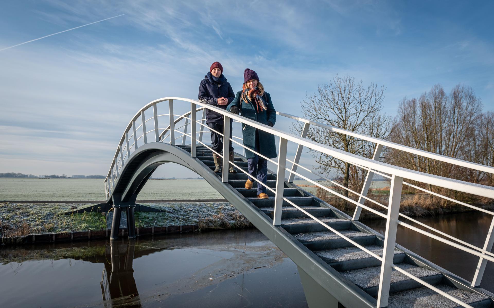 Gijs van Rhijn en Mayke Zandstra op de nieuwe brug over het Mensingweersterloopdiep.