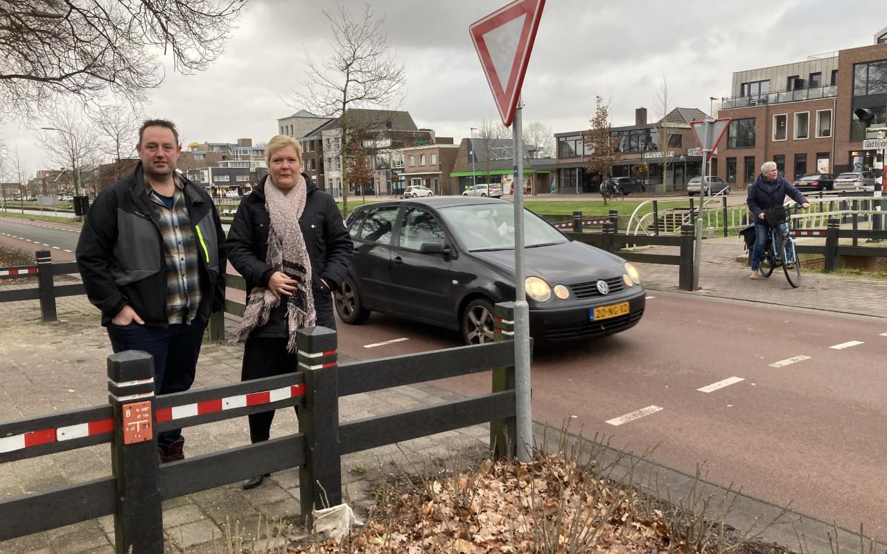 Erwin de Vries en Margriet Vorsteveld, voorzitter en secretaris van Plaatselijk Belang, bij de fietsoversteek aan de Vaart NZ in Nieuw-Amsterdam.