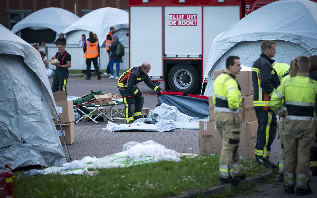 Het Rode Kruis zet dinsdag nog eens veertig tot vijftig extra tenten neer in Ter Apel. Het Rode Kruis zet dinsdag nog eens veertig tot vijftig extra tenten neer in Ter Apel.