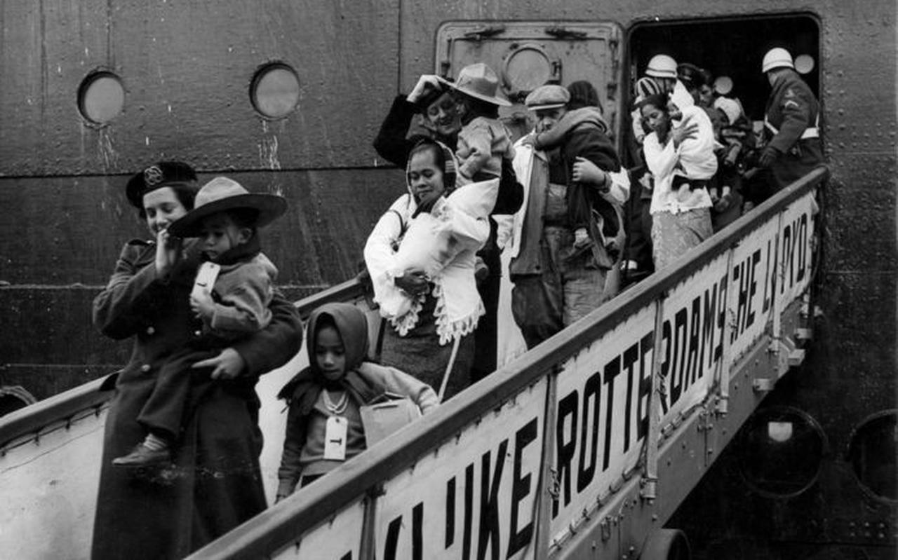 Molukse gezinnen bij hun aankomst in Rotterdam in 1951 