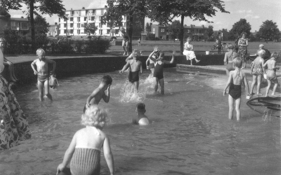 Spelen in het wijkpark Emmermeer. Op achtergrond een van de vijf Nicolai-flats.