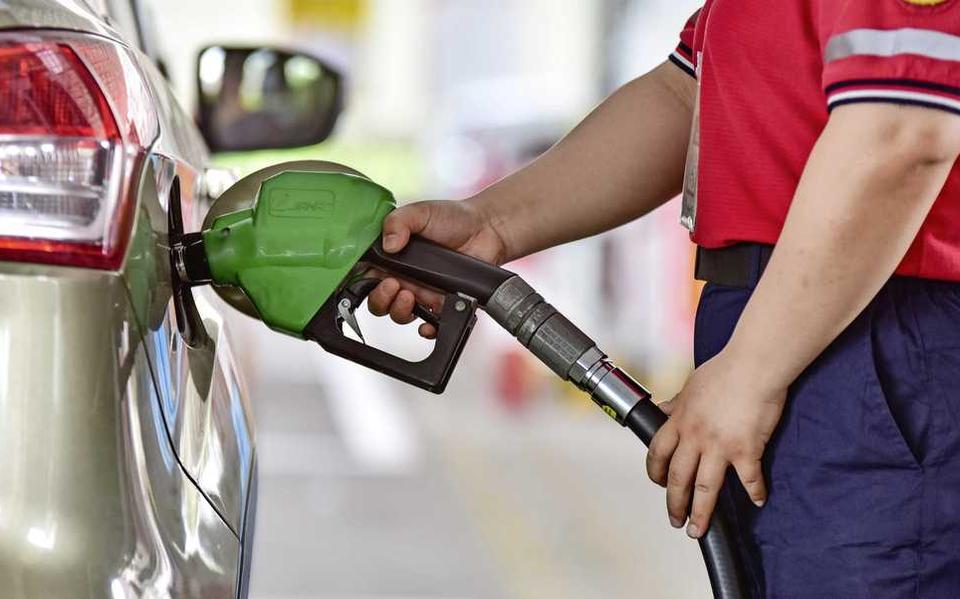De adviesprijs voor een liter Euro95 (E10) in Nederland bedraagt nu €2,10, aldus consumentencollectief UnitedConsumers dat de prijzen dagelijks bijhoudt.
