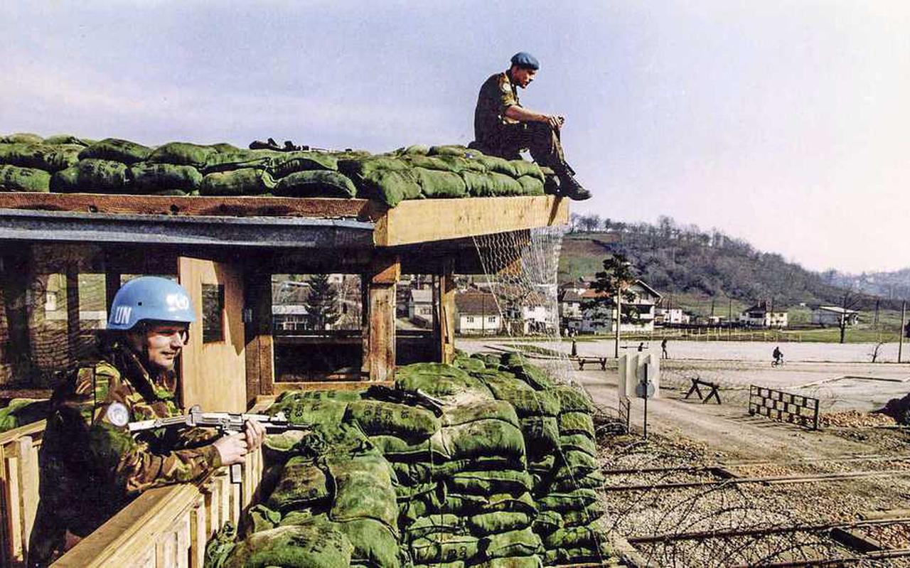 1994: leden van Dutchbat op wacht bij de logistieke basis in Lukavac in voormalig Joegoslavië.